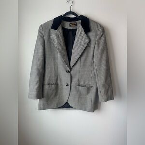 Vintage Black and White Houndstooth Blazer with Velvet Collar 100 % Wool